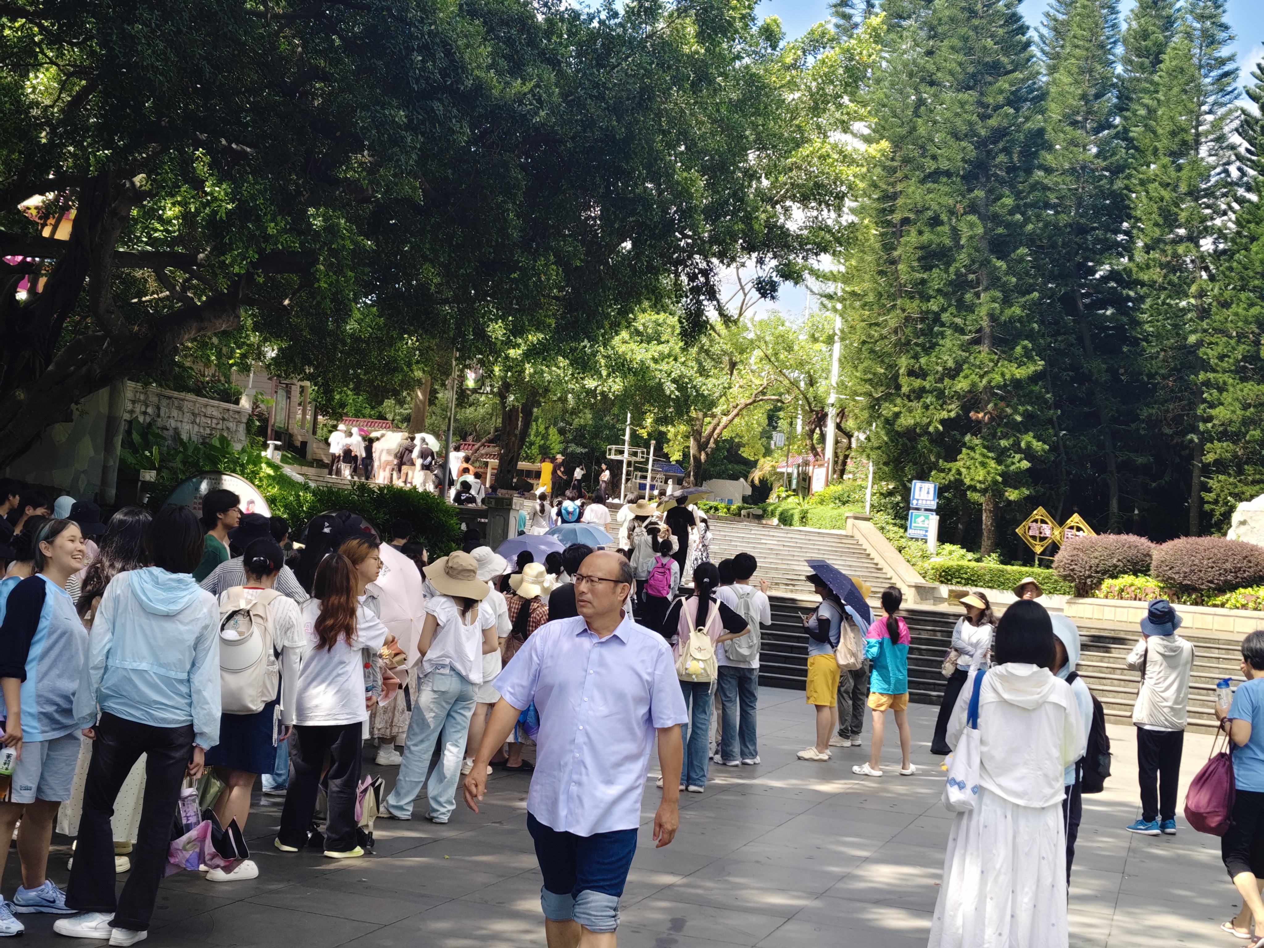 图为老师组织员工有序进入动物园.jpg